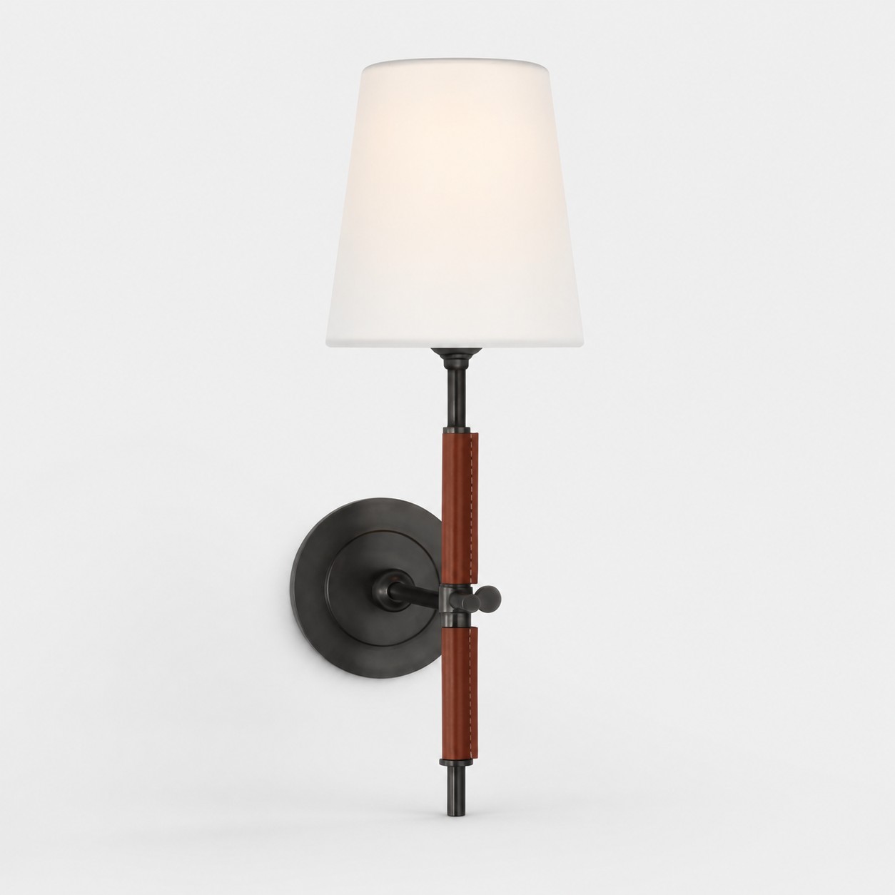 Matzwarte wandlamp met bruine leren en witte stoffen kap.