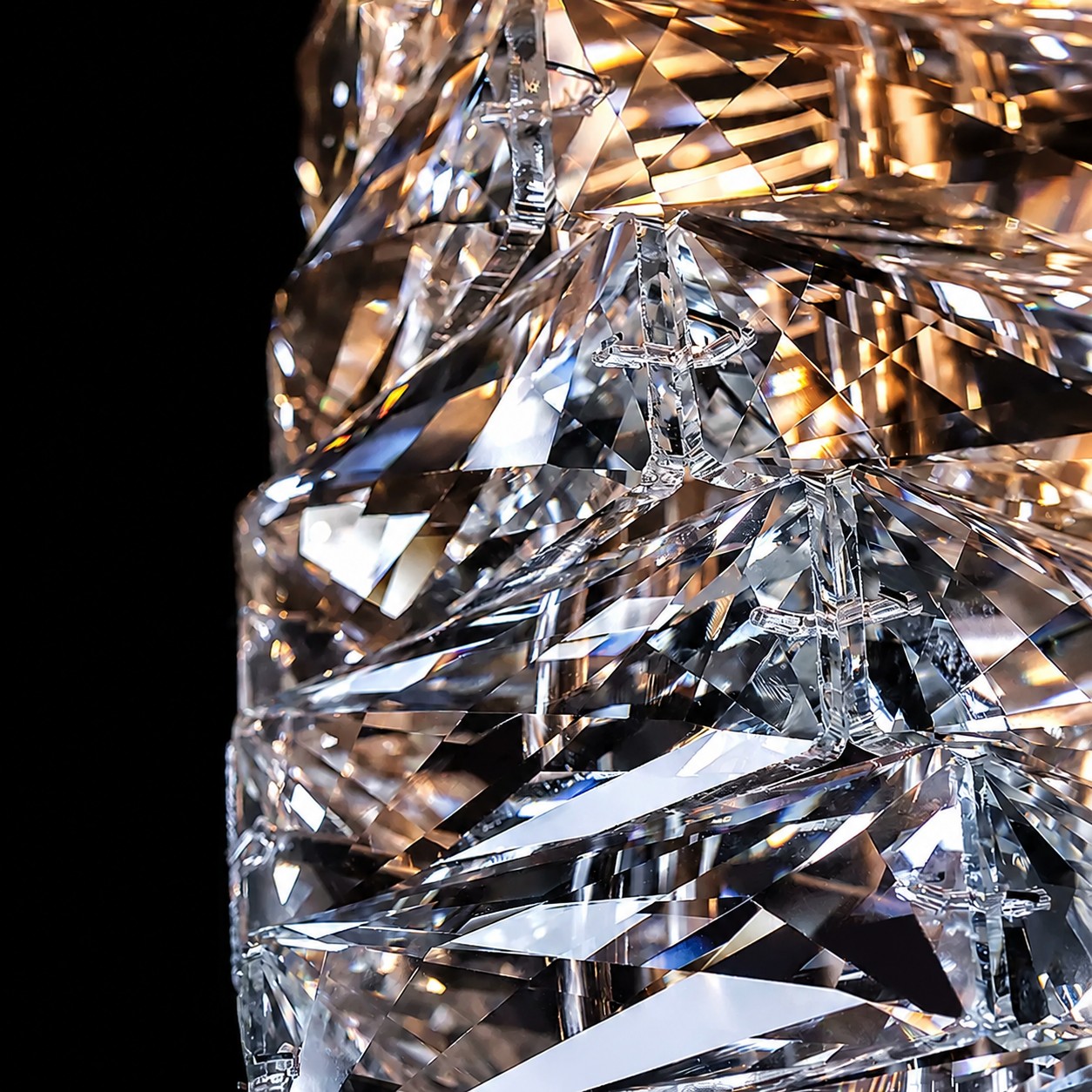 Cristal facetado con una estructura pulida precisa.
