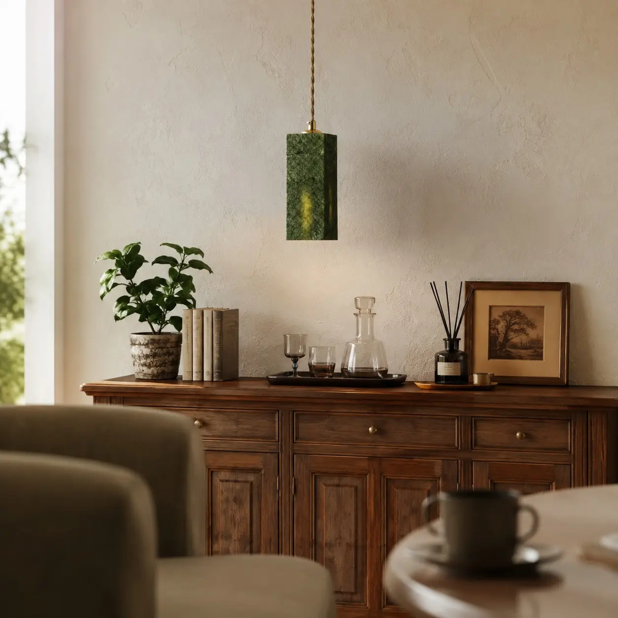 Lámpara colgante francesa vintage de jade verde sobre un aparador.