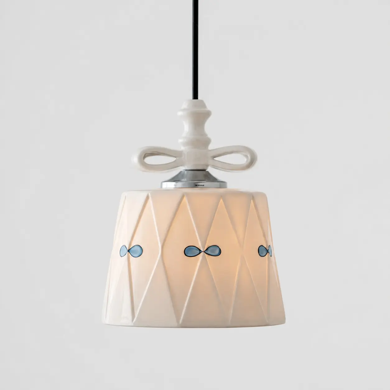 Handbeschilderde keramische hanglamp met blauwe ballonstrik