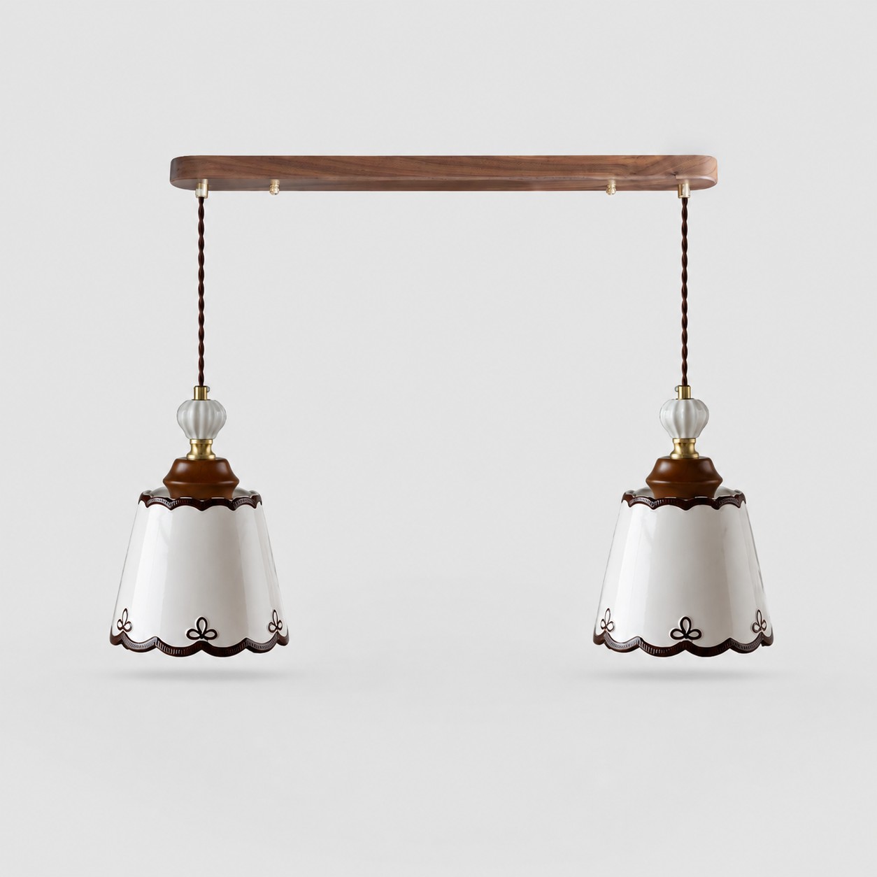 Lámpara colgante de cerámica de dos luces con placa de techo de madera de 60 cm.