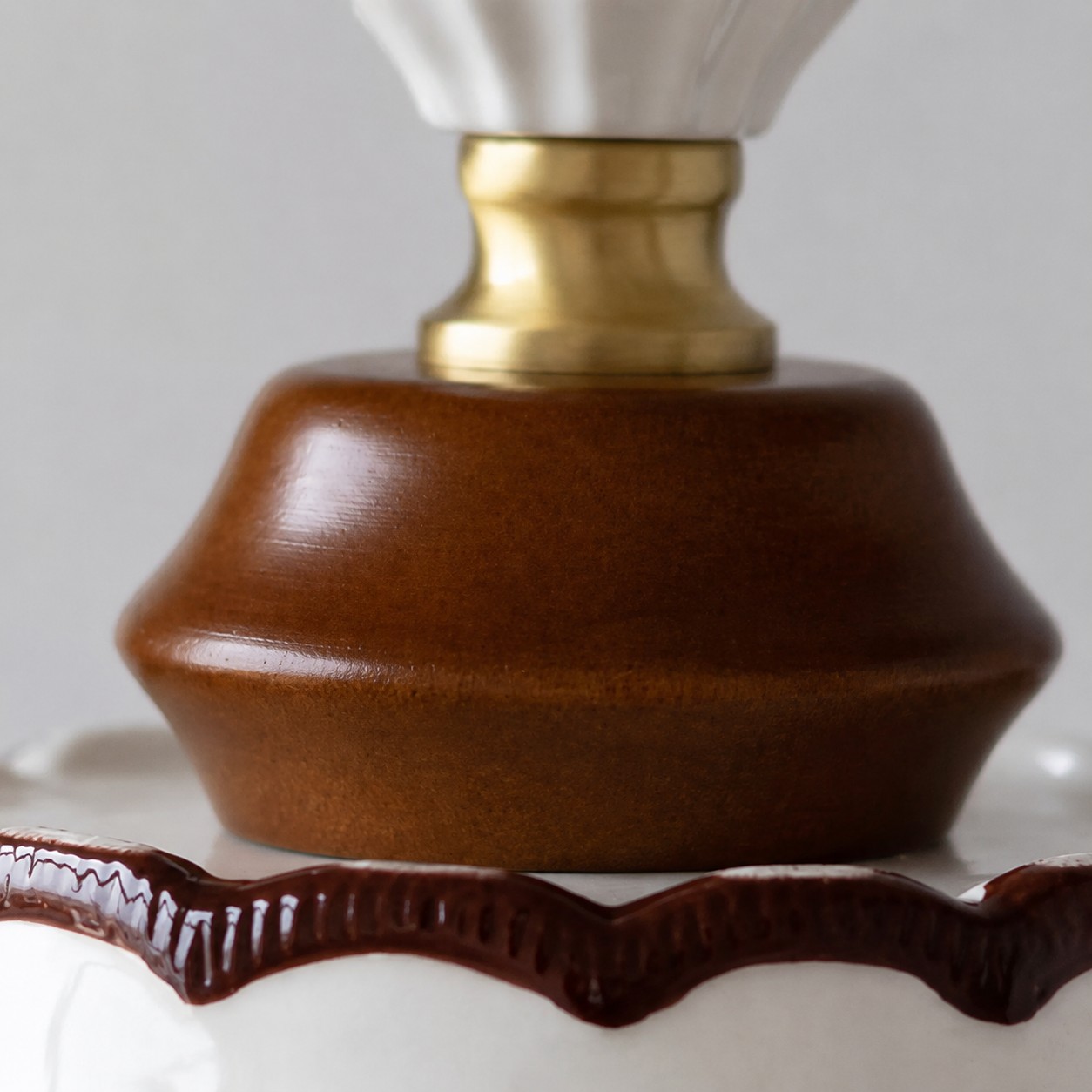 Portalámparas de madera maciza y detalle de herrajes de latón.