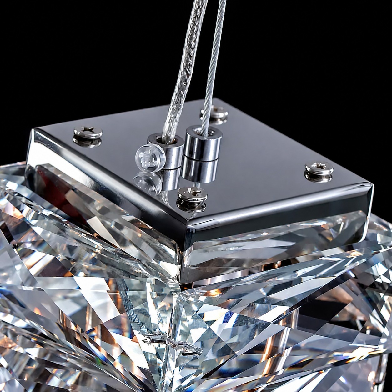 Cristal facetado con una estructura pulida precisa.