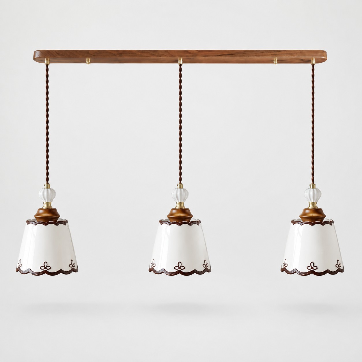 Lámpara colgante de cerámica de tres luces con placa de techo de madera de 100 cm.