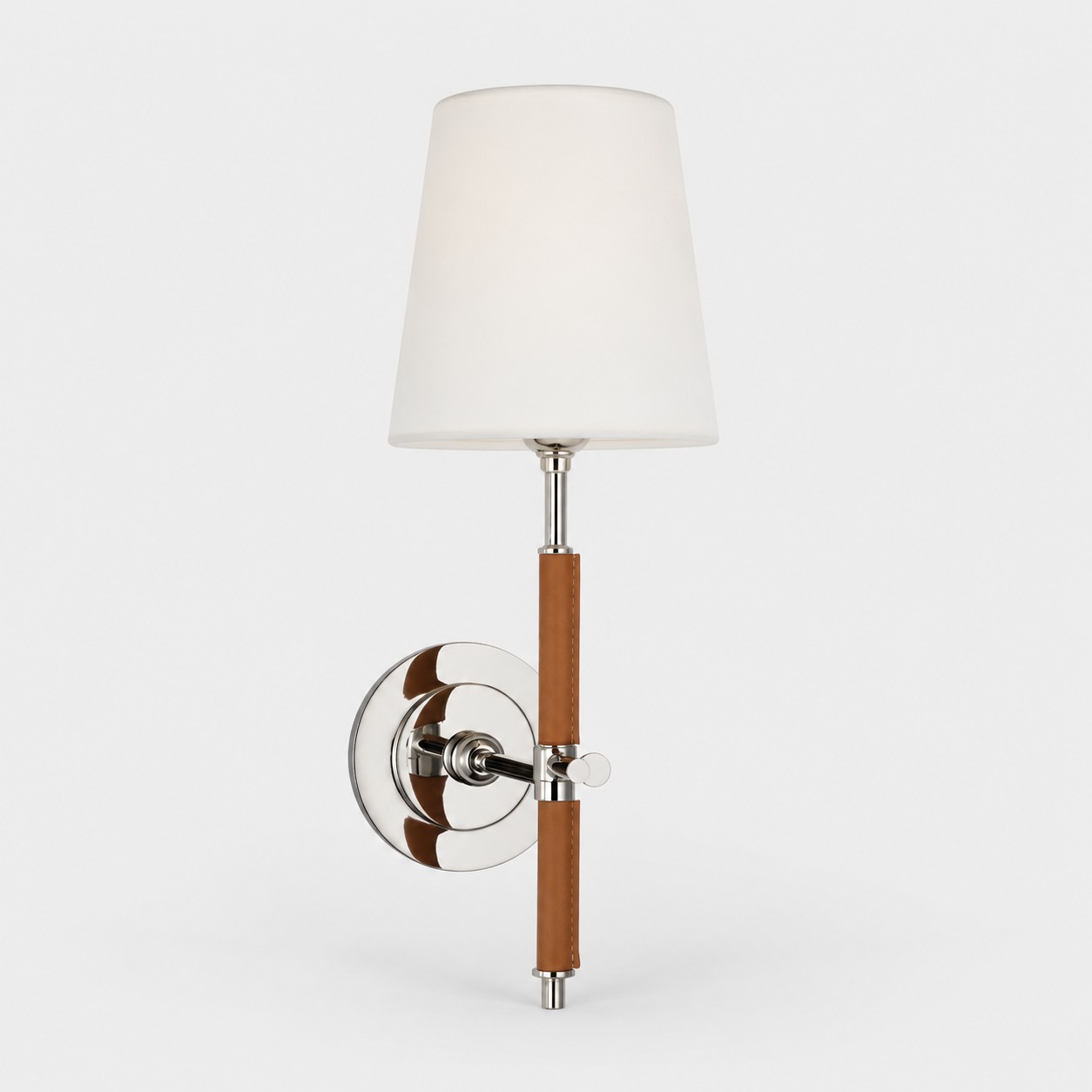 Gepolijste zilveren wandlamp met bruine leren en witte stoffen kap.