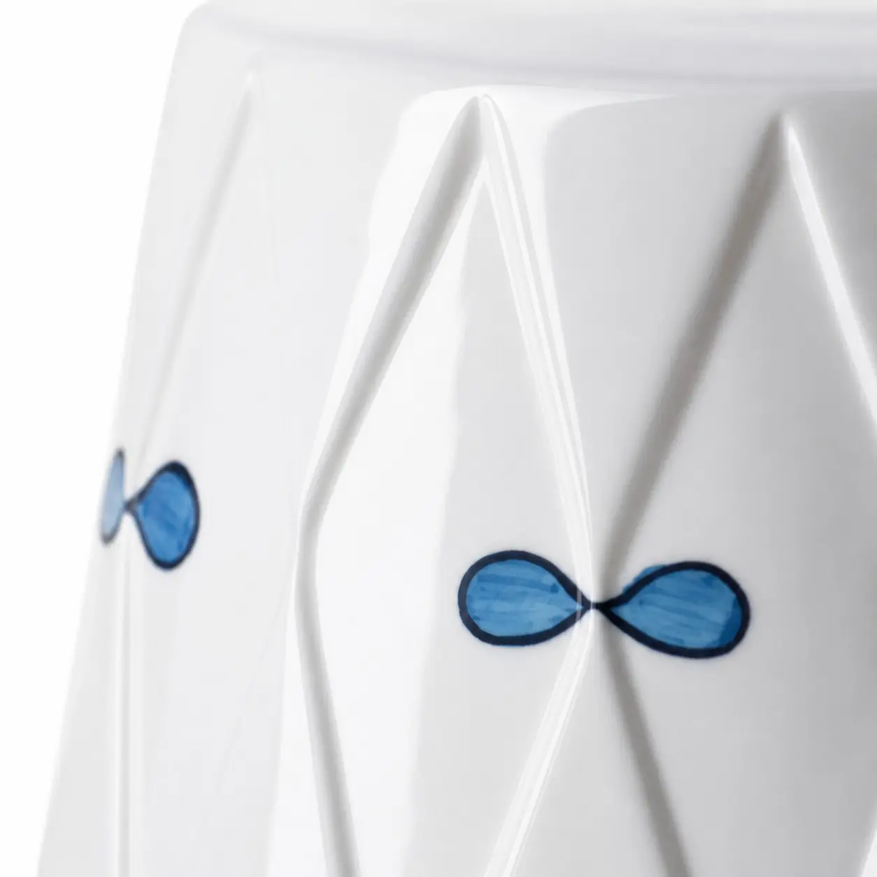 Detailweergave van blauwe strikmotieven en keramisch reliëf