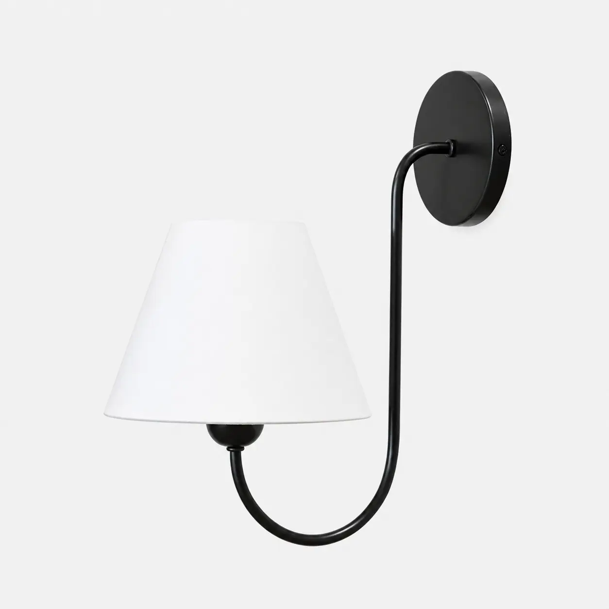 Aplique de pared negro con brazo curvo y pantalla de tela.