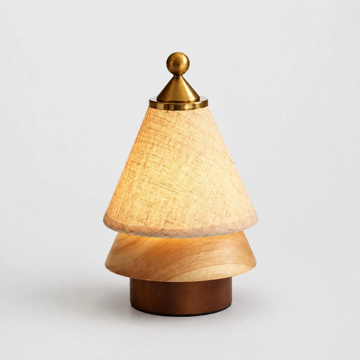 Lampada da tavolo ricaricabile in stile metà secolo con paralume in tessuto e base in legno.