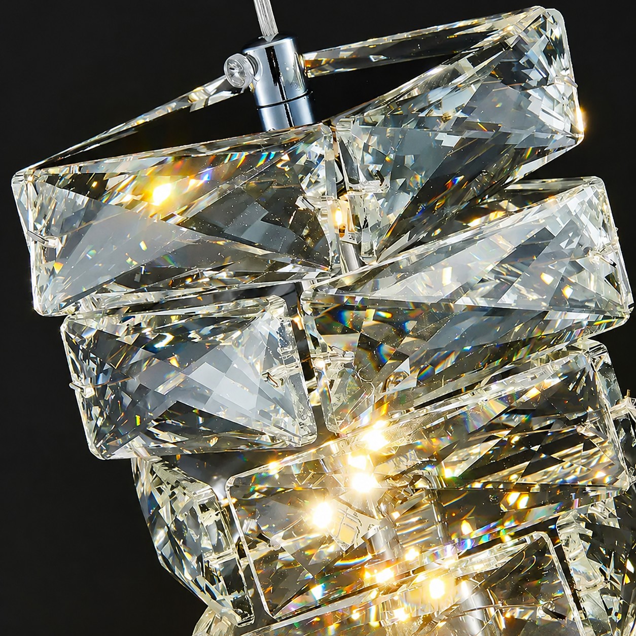 Cristal facetado con una estructura pulida precisa.