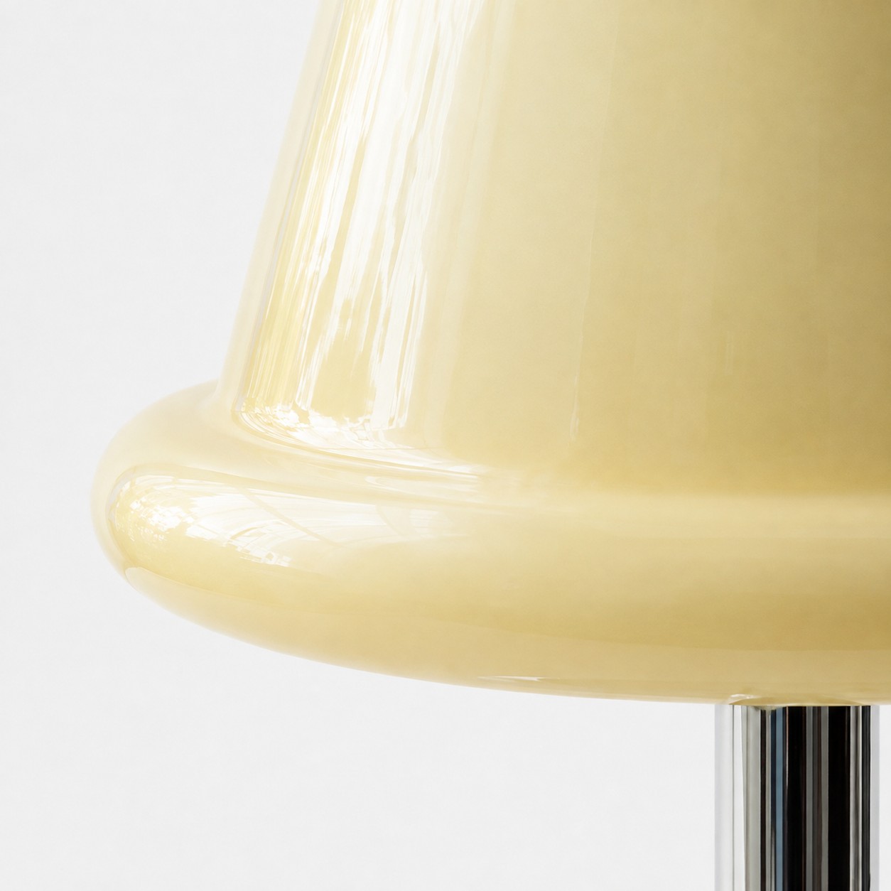 Chrome stem and oval base detail