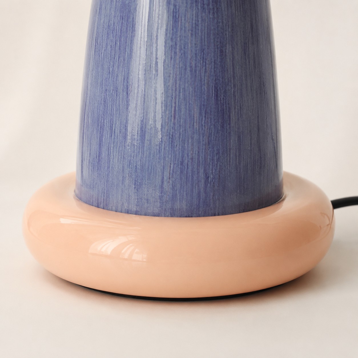 Pied de lampe arrondi en céramique émaillée rose poudré