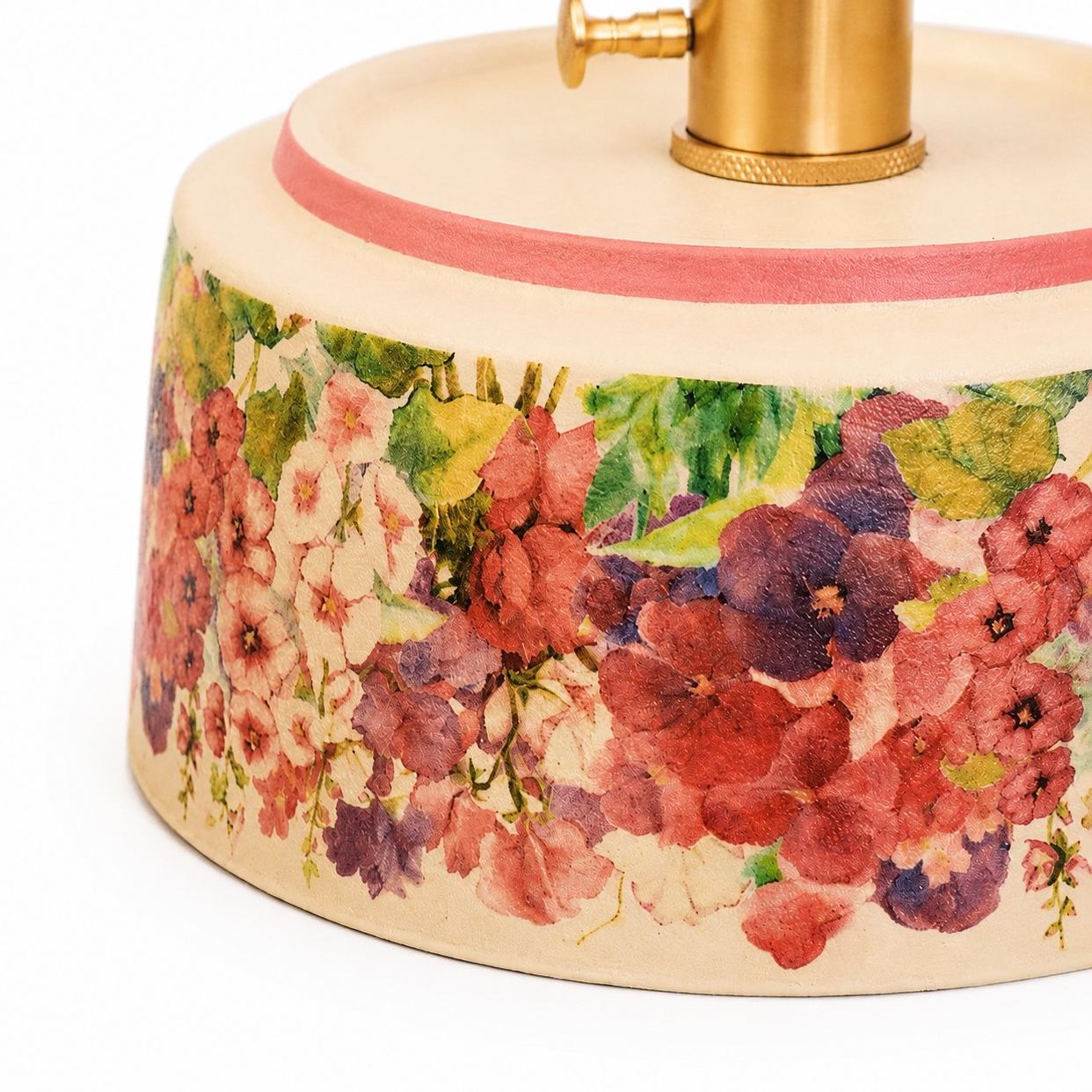 Nahaufnahme des floralen Keramikschirms und des Korallenrands