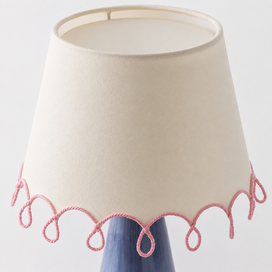 Abat-jour en tissu ivoire tissé avec bordure sculpturale en boucle rose