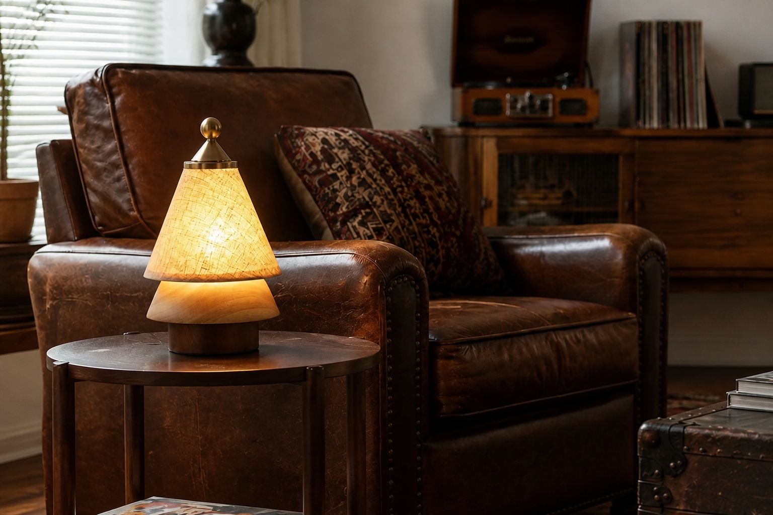 Lampada da tavolo ricaricabile in una sala lettura in stile vintage.