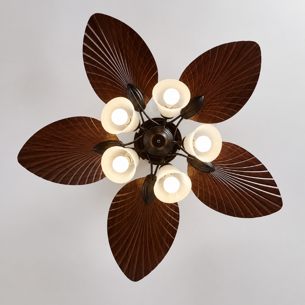 Das Design mit fünf Blütenblättern setzt ein atemberaubendes florales Statement.