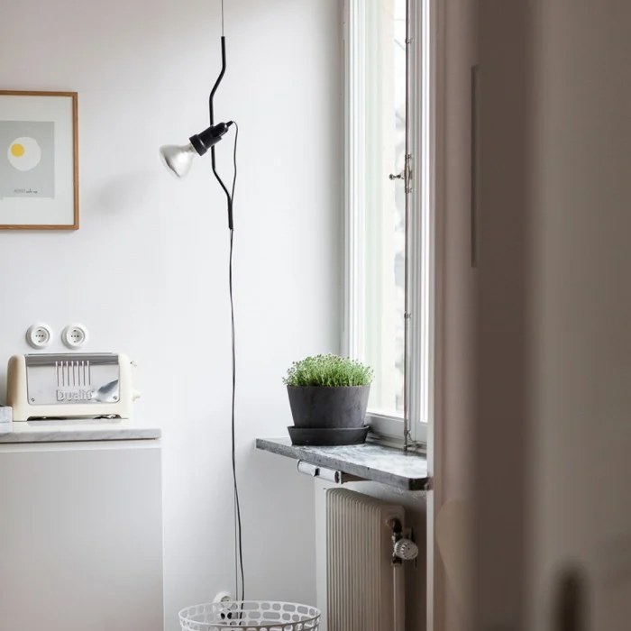 Linea floor-to-ceiling cable spotlight