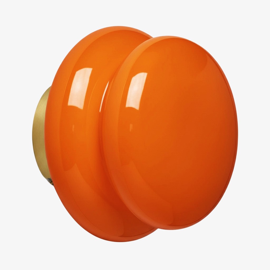 Orra Wandleuchte aus orangefarbenem Opalglas (Packshot)