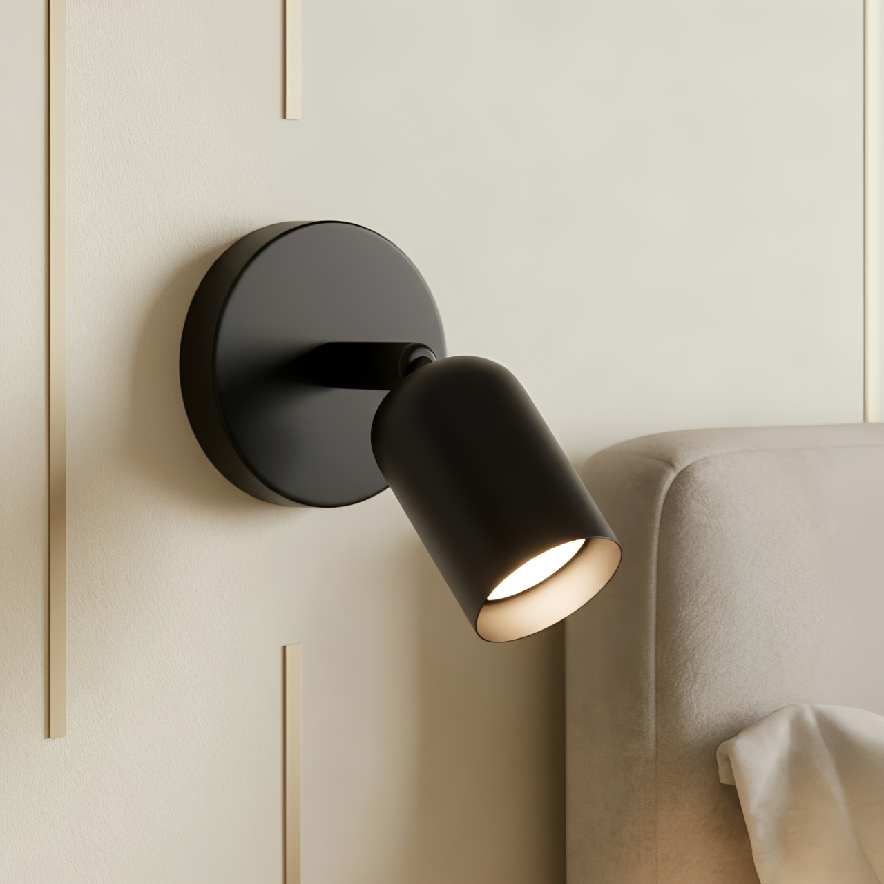 Applique da parete Konig Bauhaus in metallo con paralume cilindrico orientabile