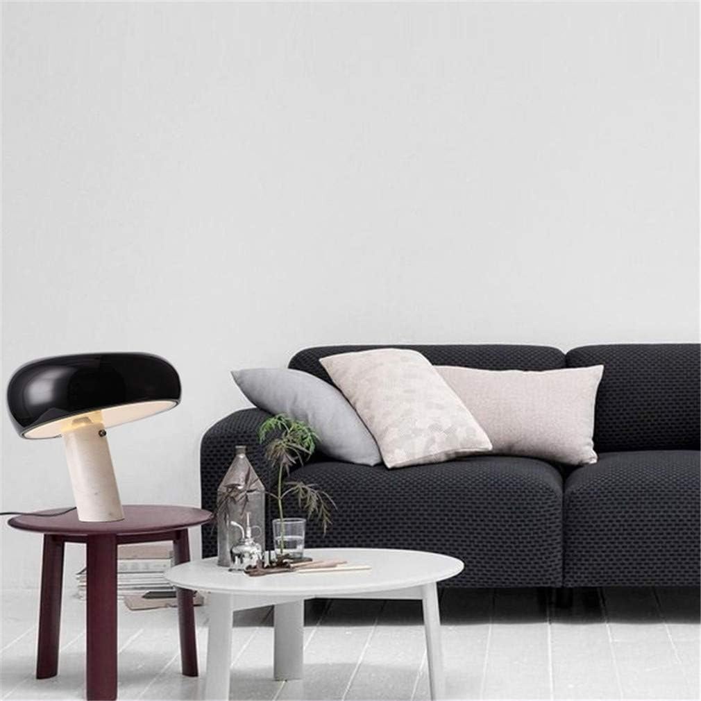 Schwarze Marmor-Tischlampe auf einem Beistelltisch neben einem Sofa