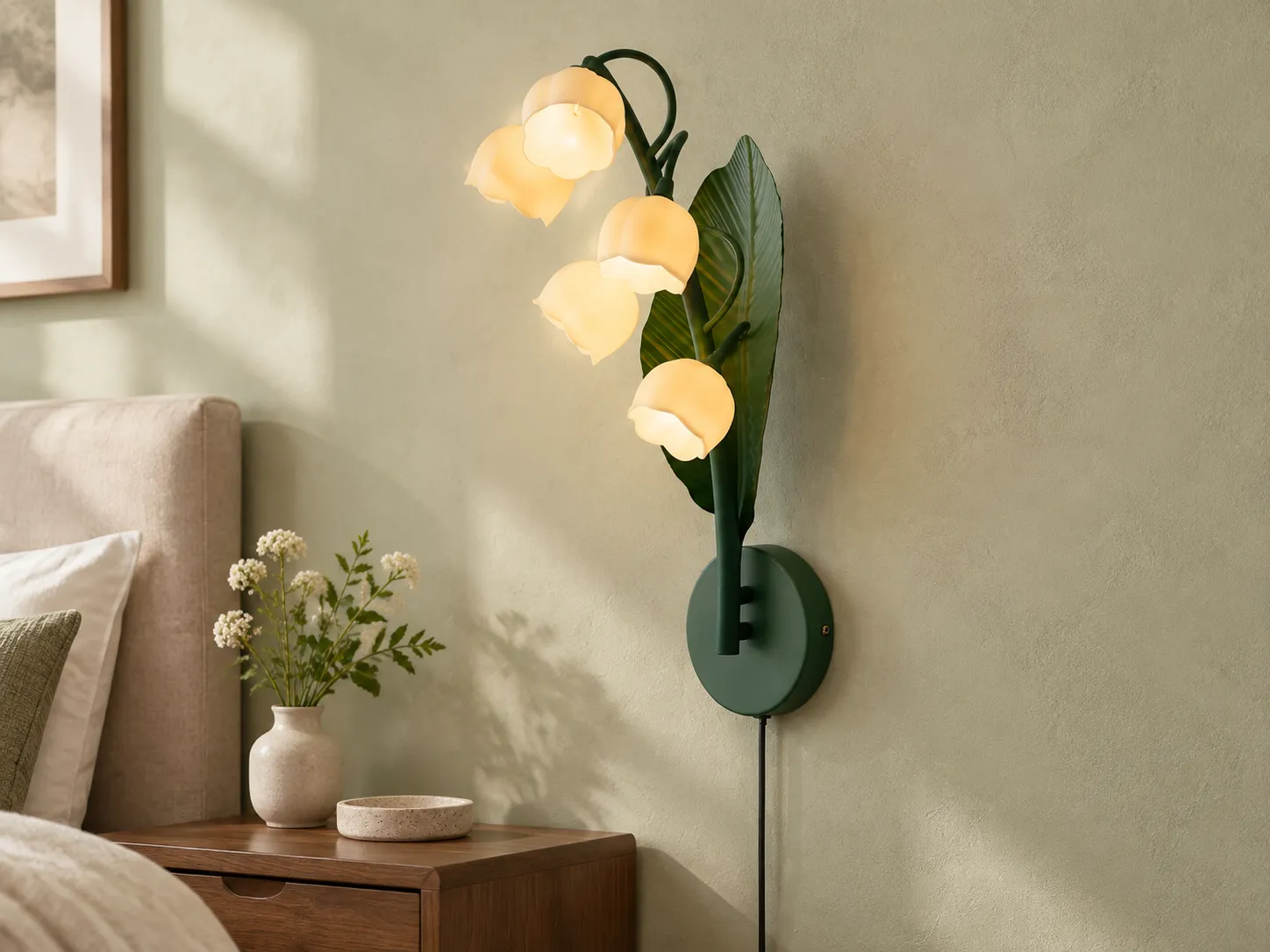 Lampada da parete con giglio a stelo verde (vista prodotto)