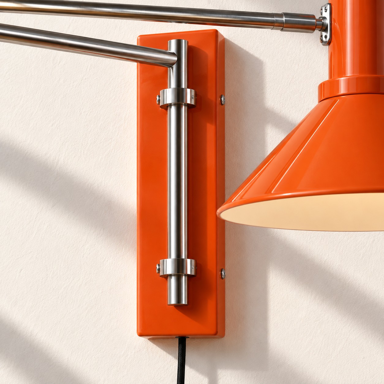 Placa de pared detallada en color naranja y articulación del brazo oscilante