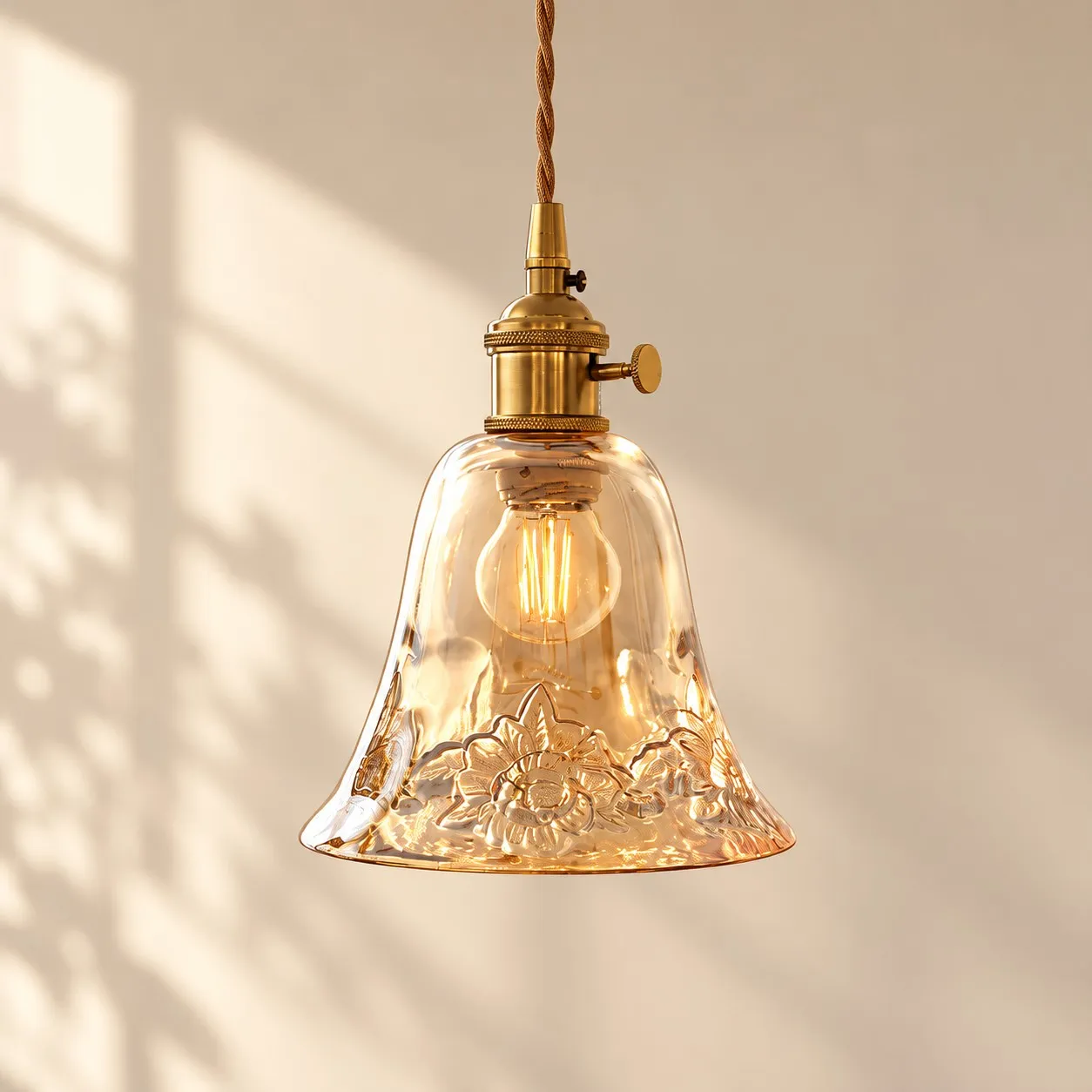 Hanglamp met glazen bloemenvaas