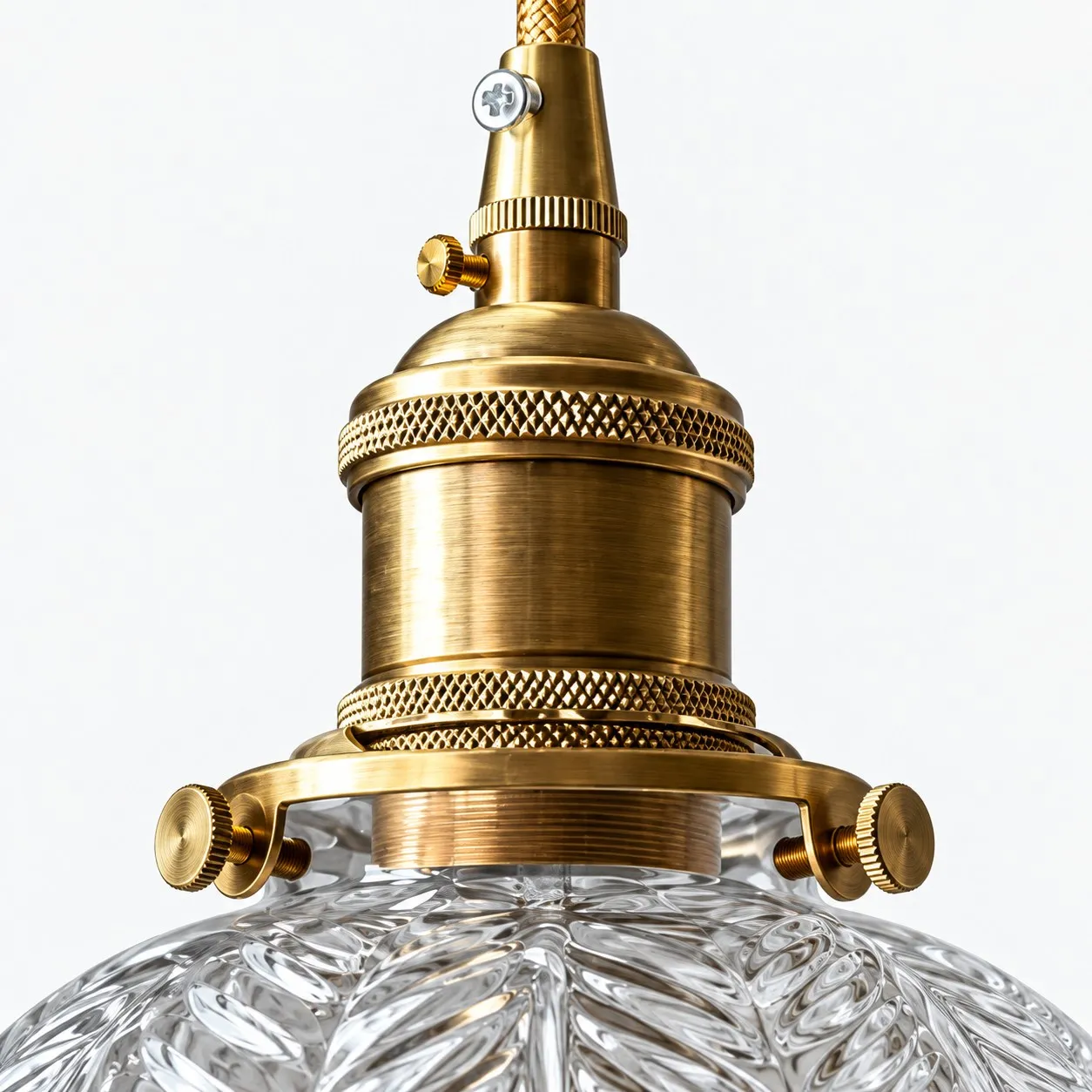 Lámpara colgante de bola de cristal en detalle