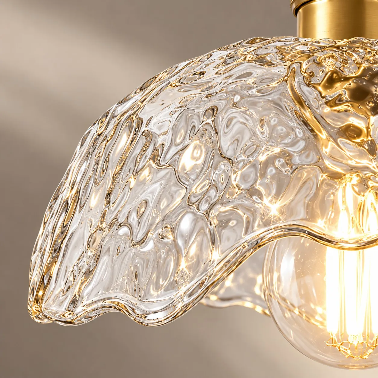 Lampadario da soffitto in vetro testurizzato in dettaglio