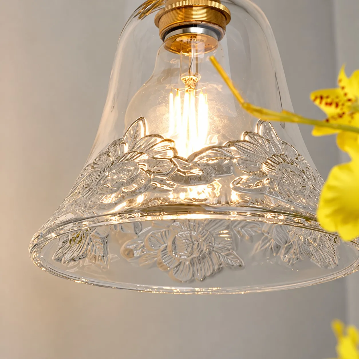 Hanglamp in de vorm van een bloemenvaas in detail