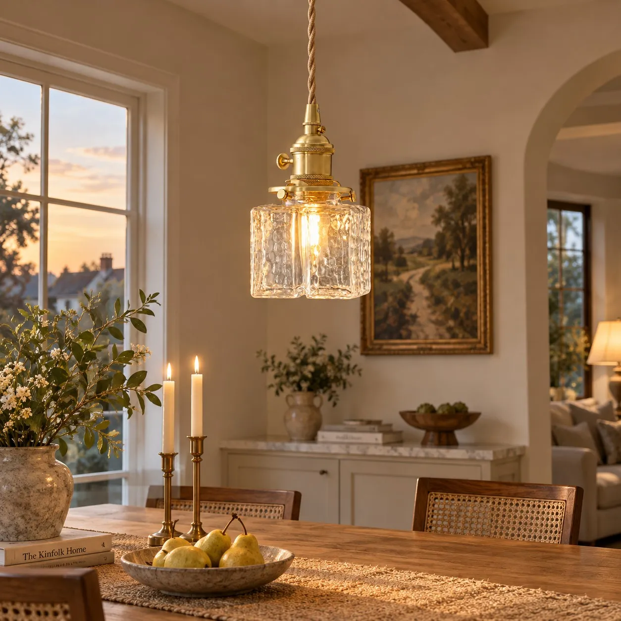 Lámpara colgante vintage de cristal con forma de cubo de azúcar en un ambiente interior.
