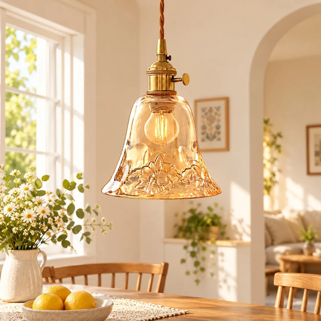 Hanglamp met glazen bloemenvaas in een interieur
