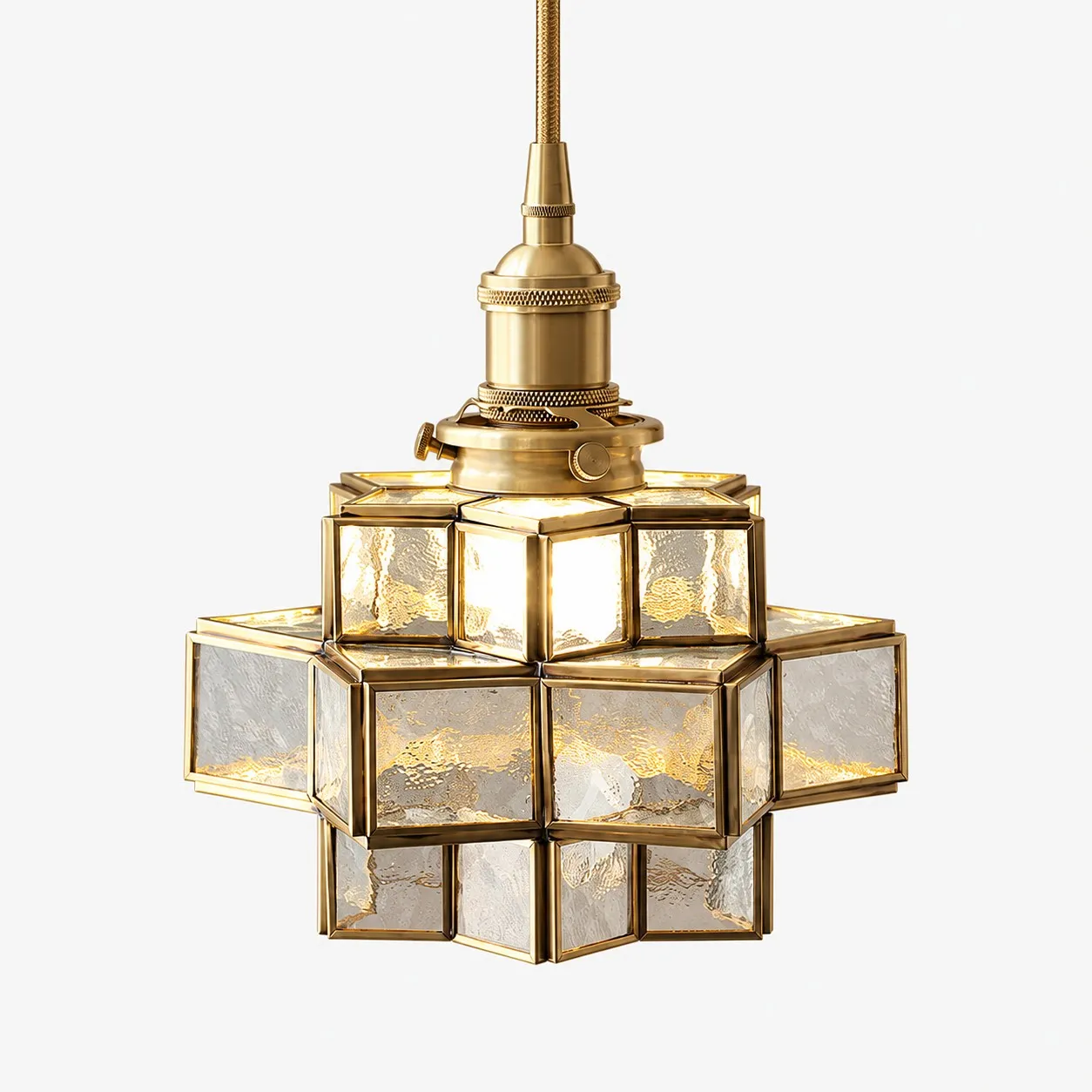 Lampada a sospensione vintage con vetrate geometriche.