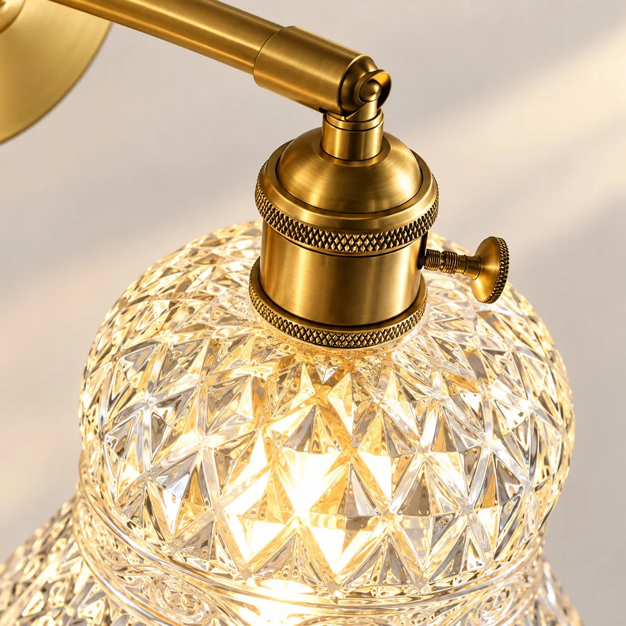 Lámpara de pared de cristal con forma de piña en detalle