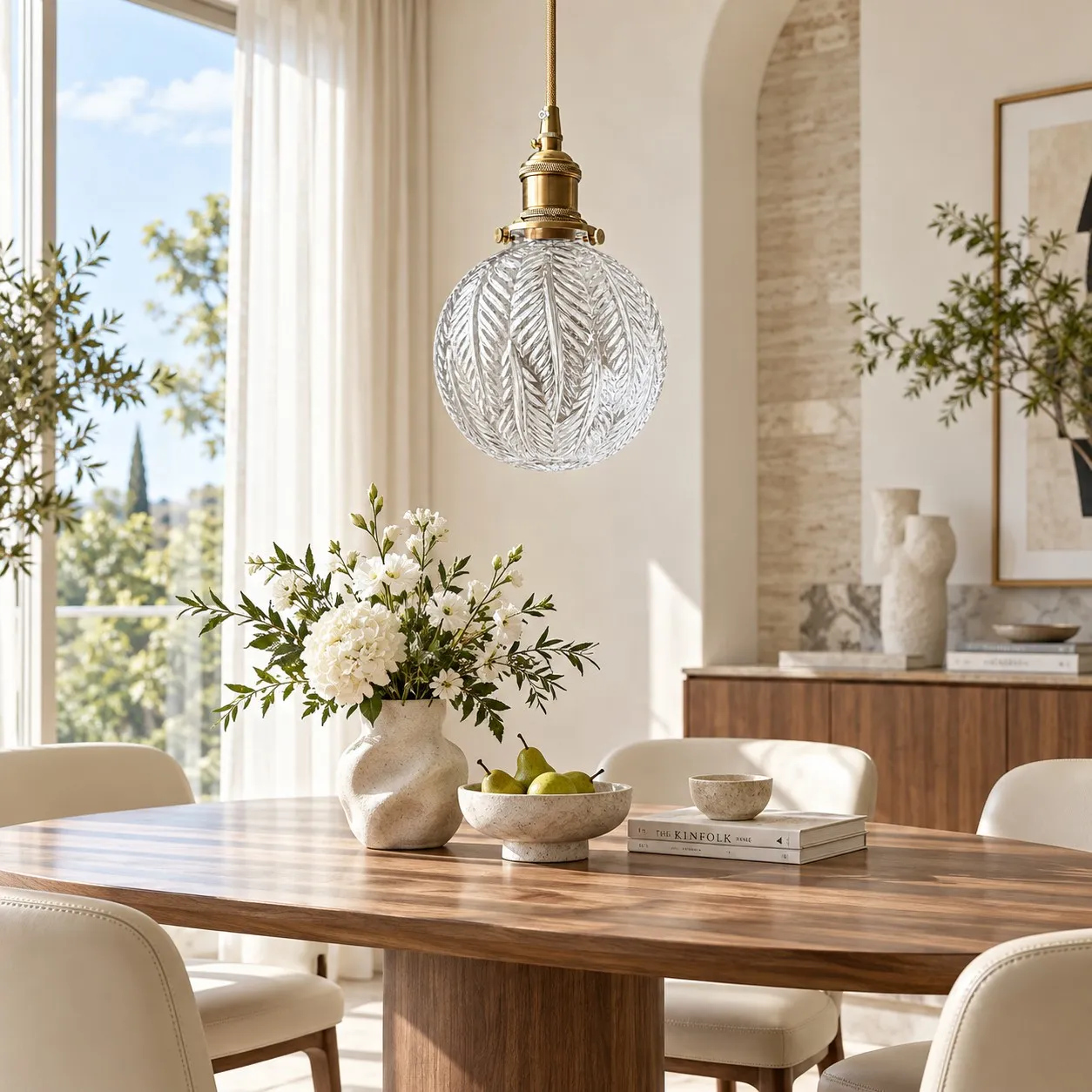 Lámpara colgante de bola de cristal con estampado de hojas vintage en un ambiente interior.