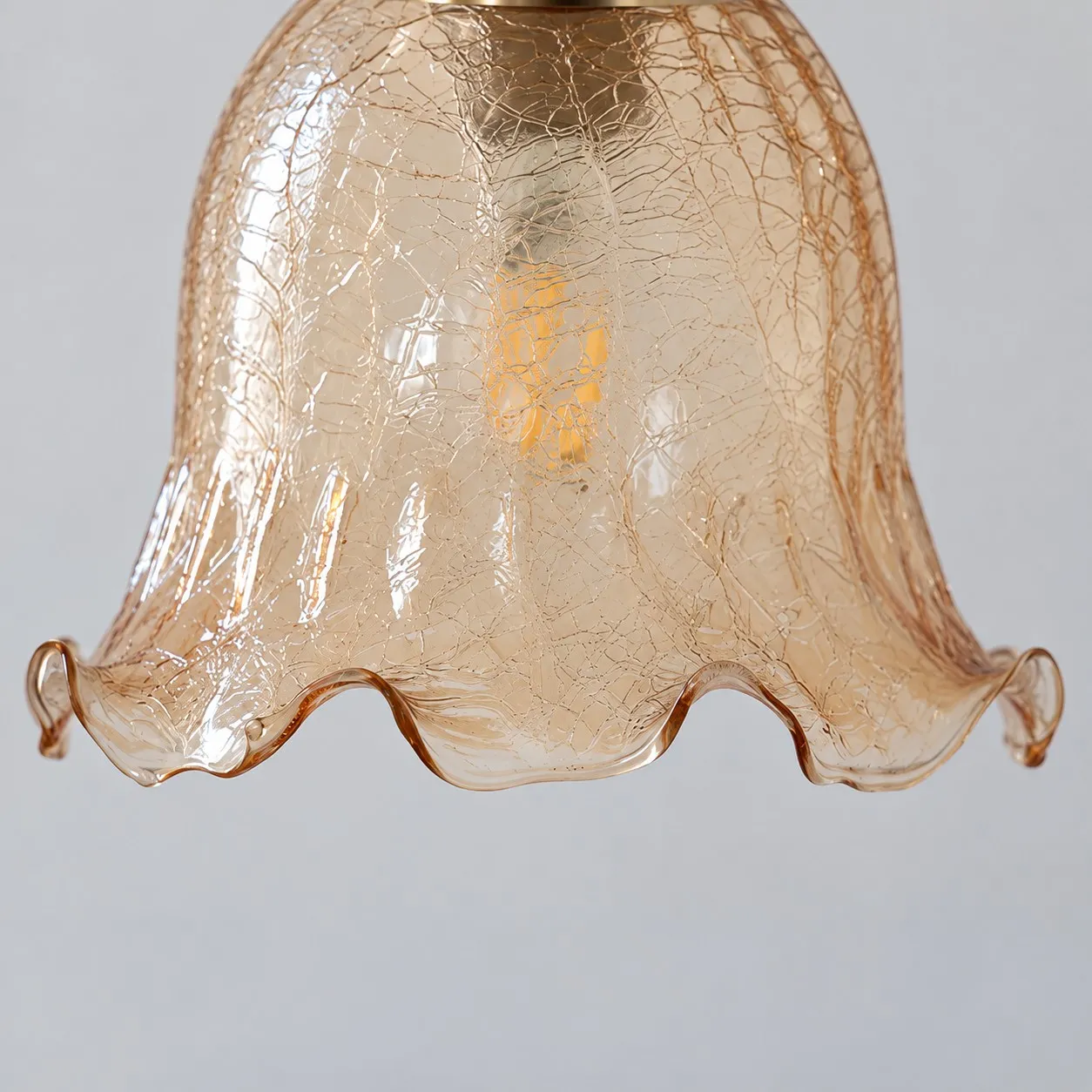 Bloemvormige glazen wandlamp in detail