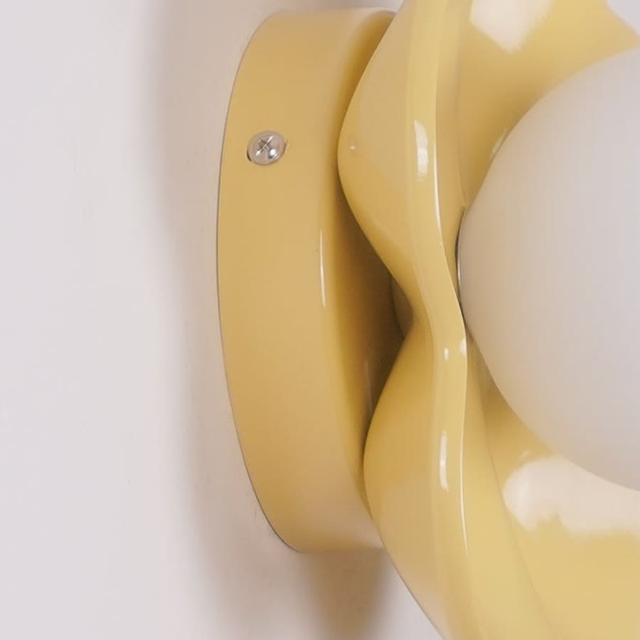 Base de montaje en pared: La vista lateral muestra la base correspondiente, el tornillo de fijación y la conexión detrás de los pétalos.