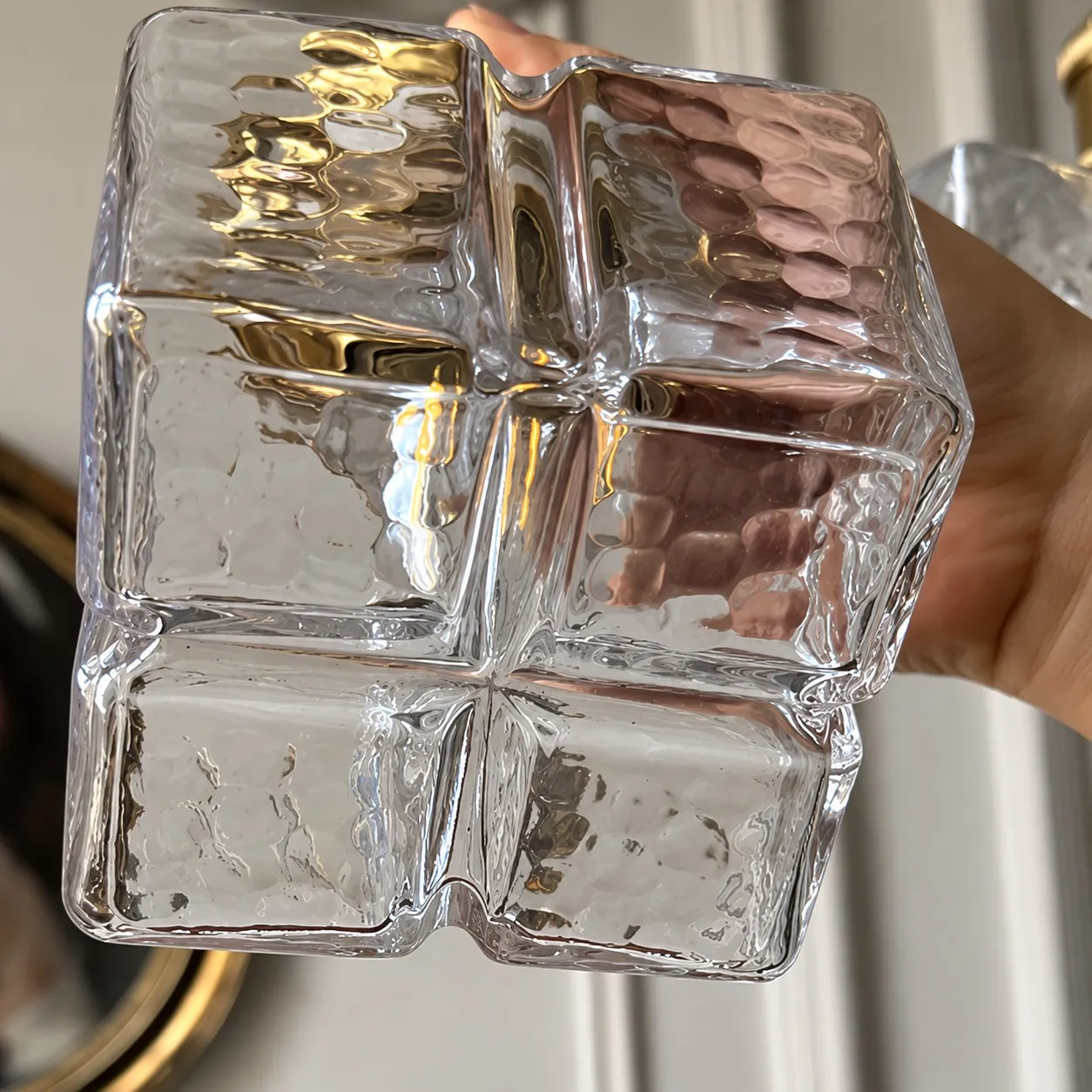 Lámpara colgante de cristal con forma de cubo de azúcar en detalle