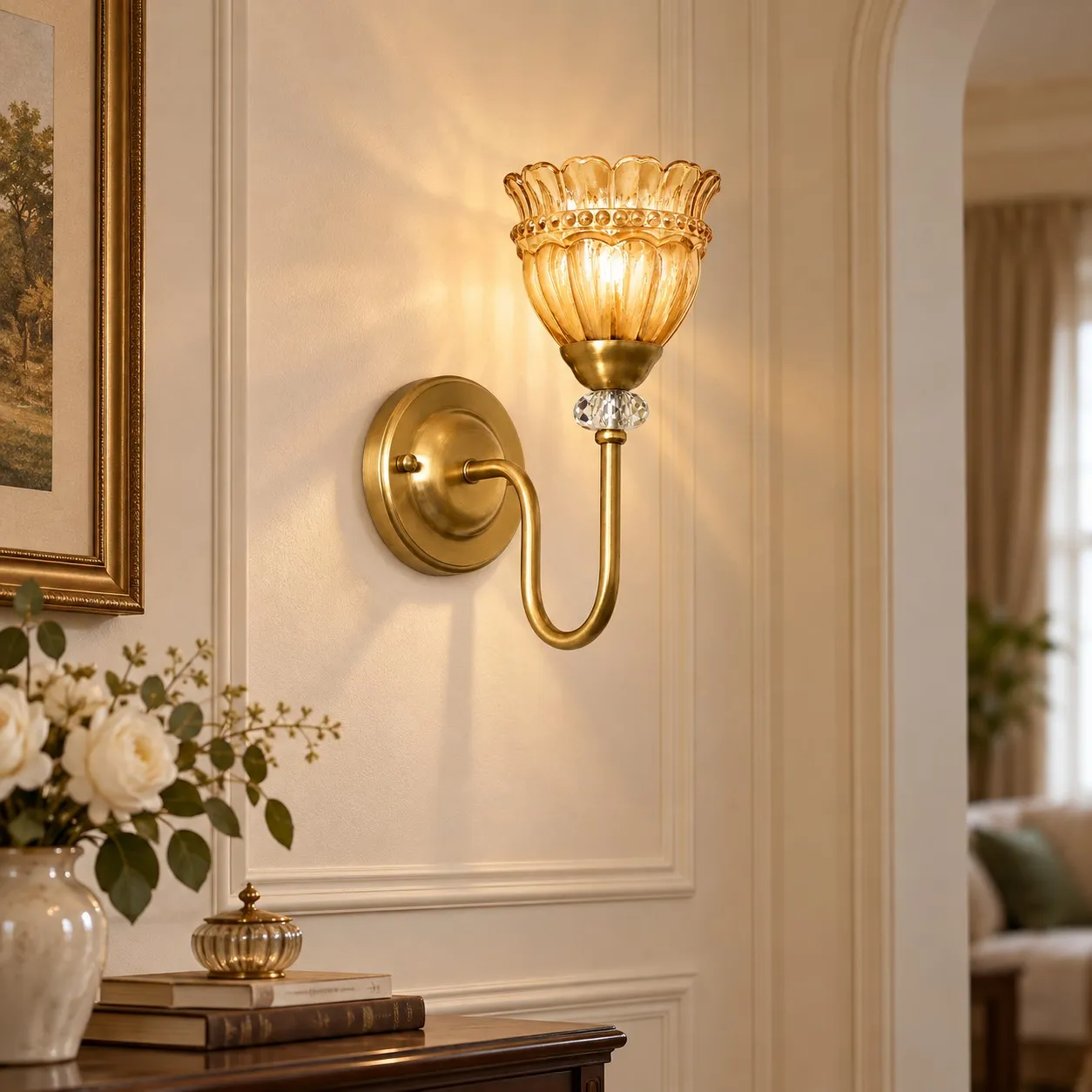 Franse kwallen wandlamp met glazen kralen in een interieur