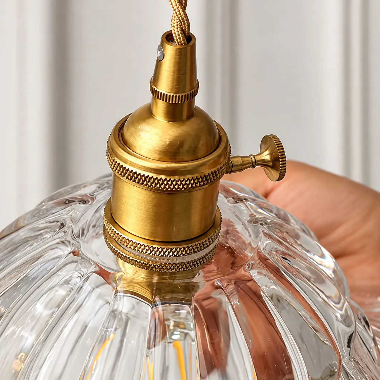 Lámpara colgante de cristal a rayas en detalle