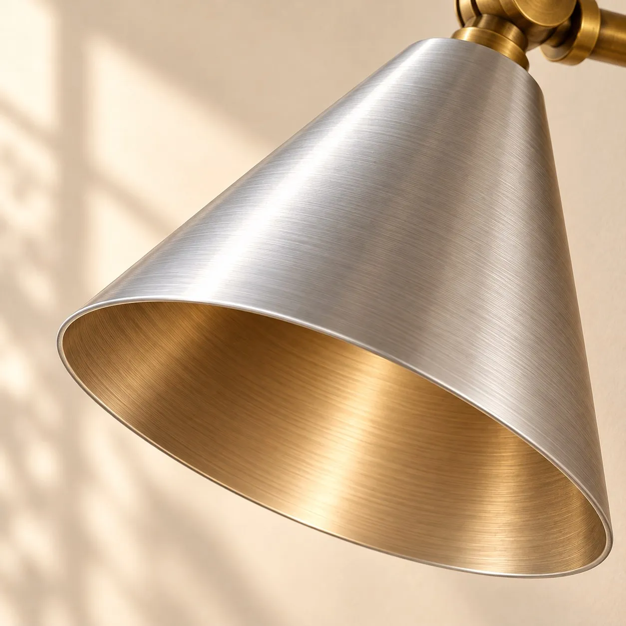 Aluminium kegelvormige wandlamp in detail