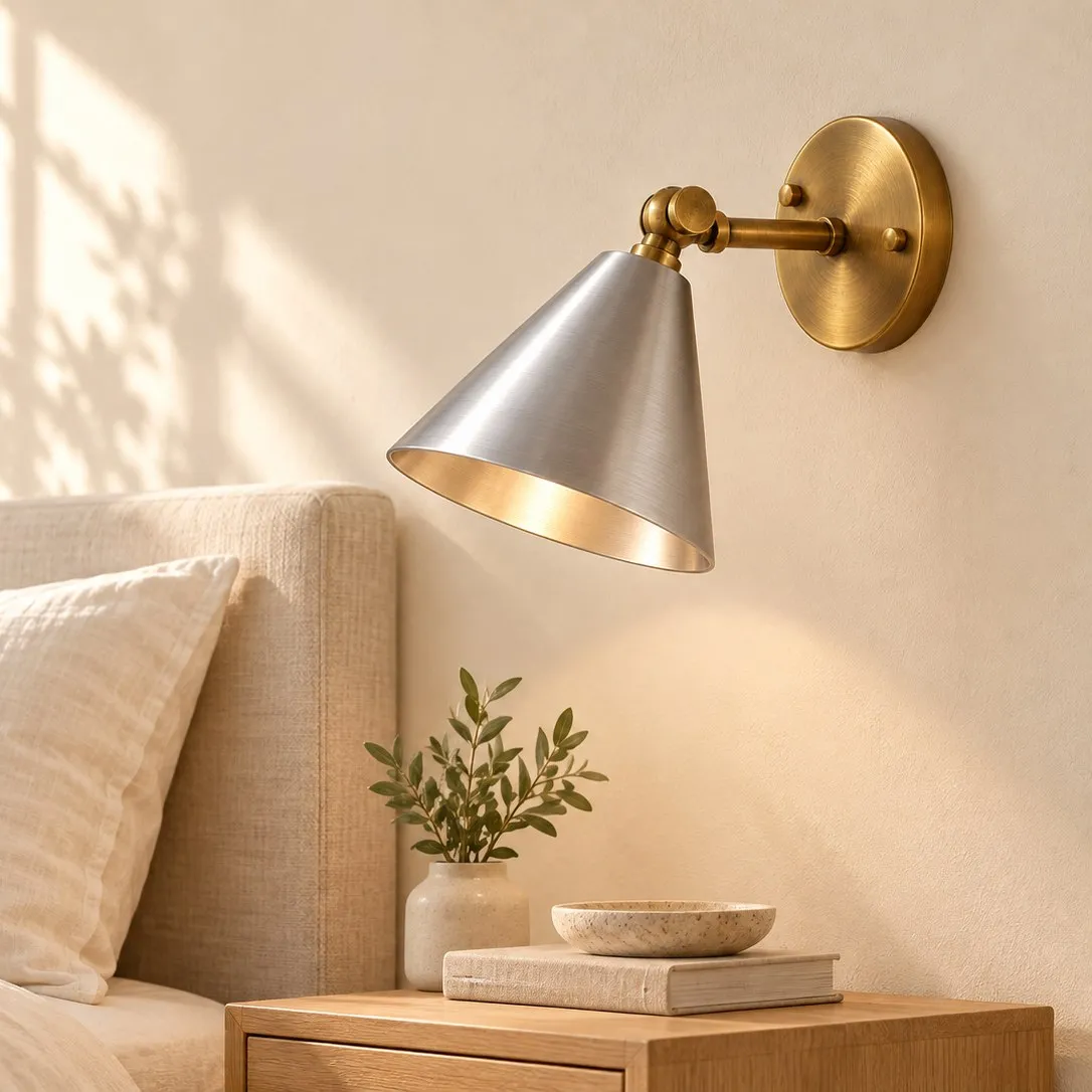 Verstelbare aluminium kegelvormige wandlamp in een interieursetting