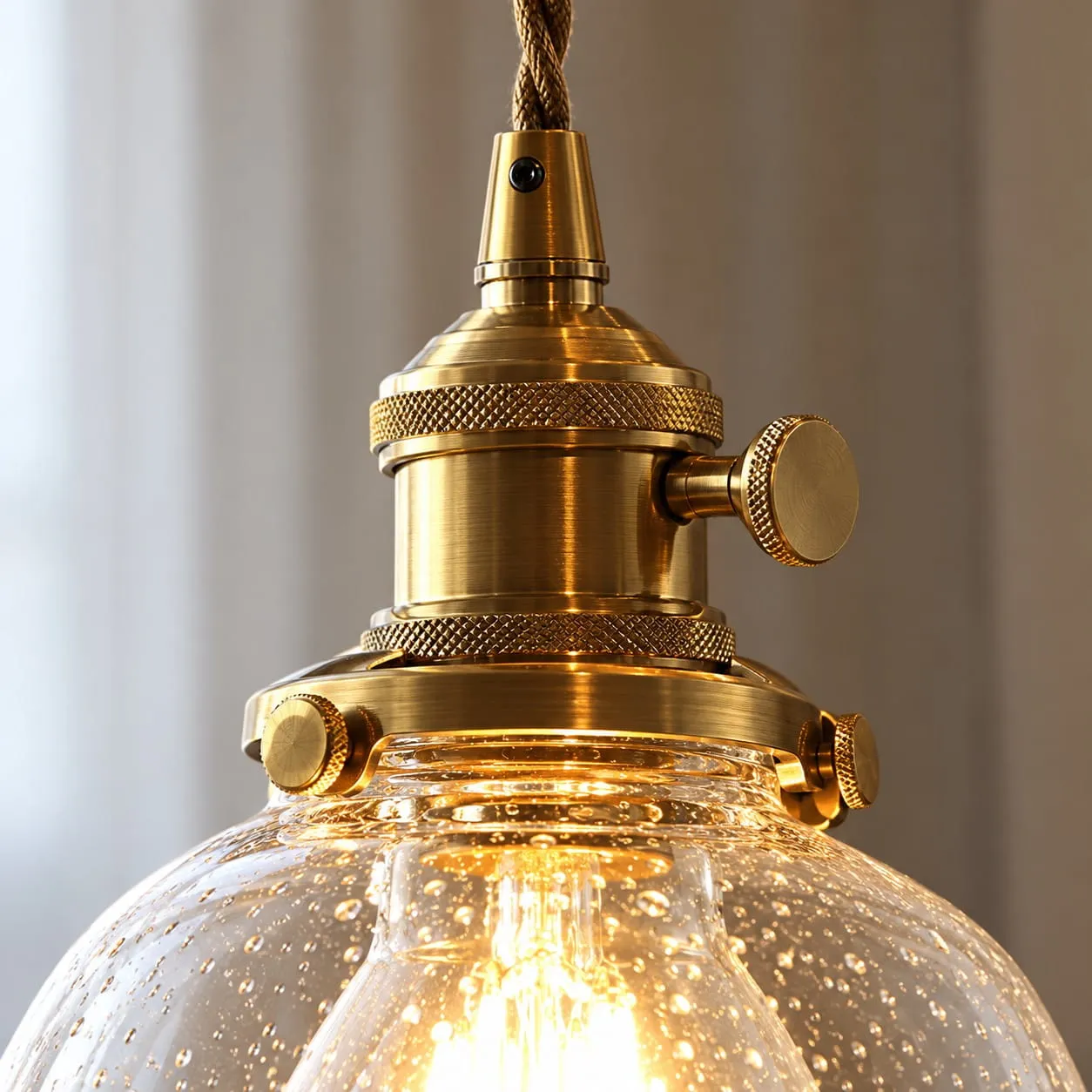 Hanglamp van glas en messing in detail