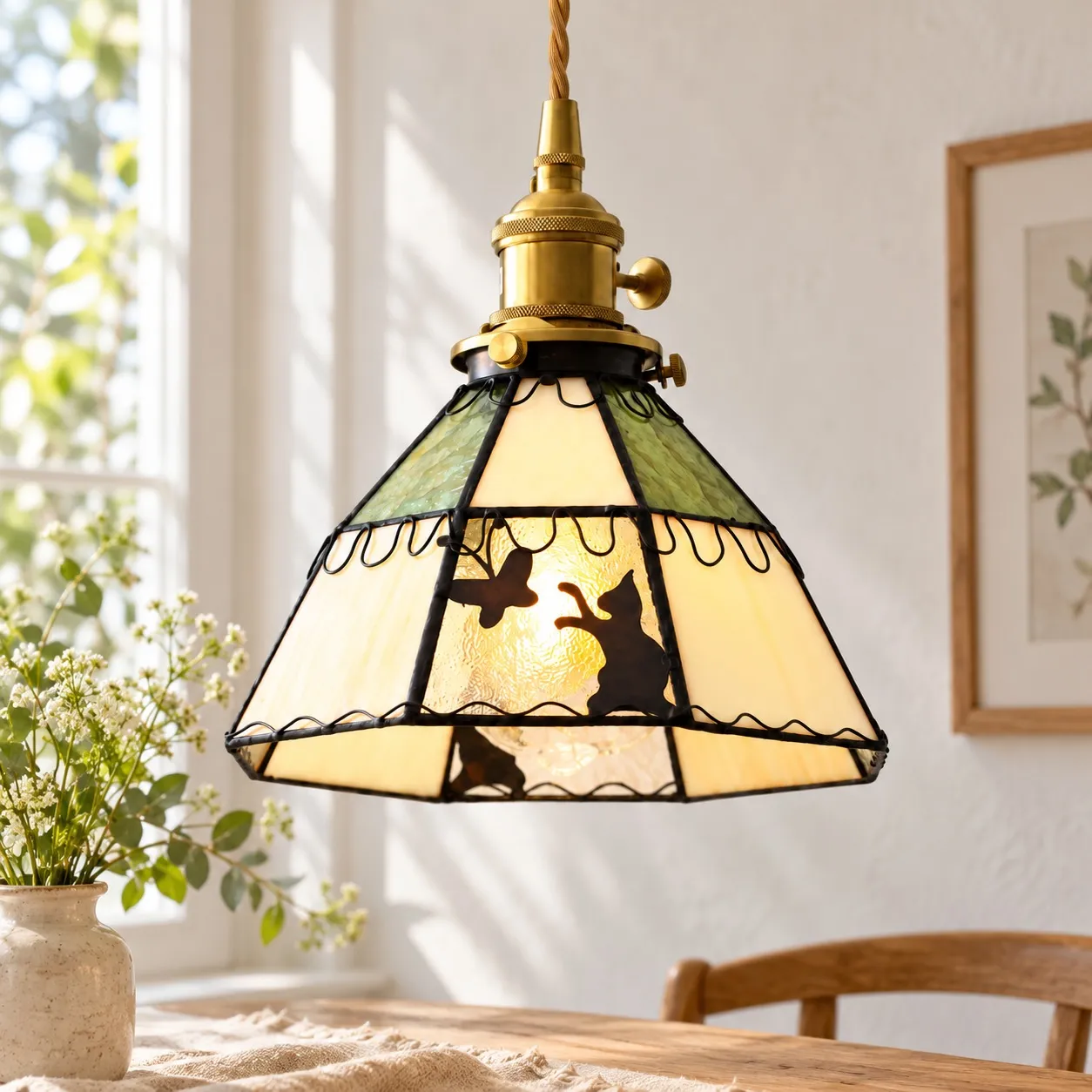 Lámpara colgante de vidrieras con diseño de gato y mariposa en un ambiente interior.