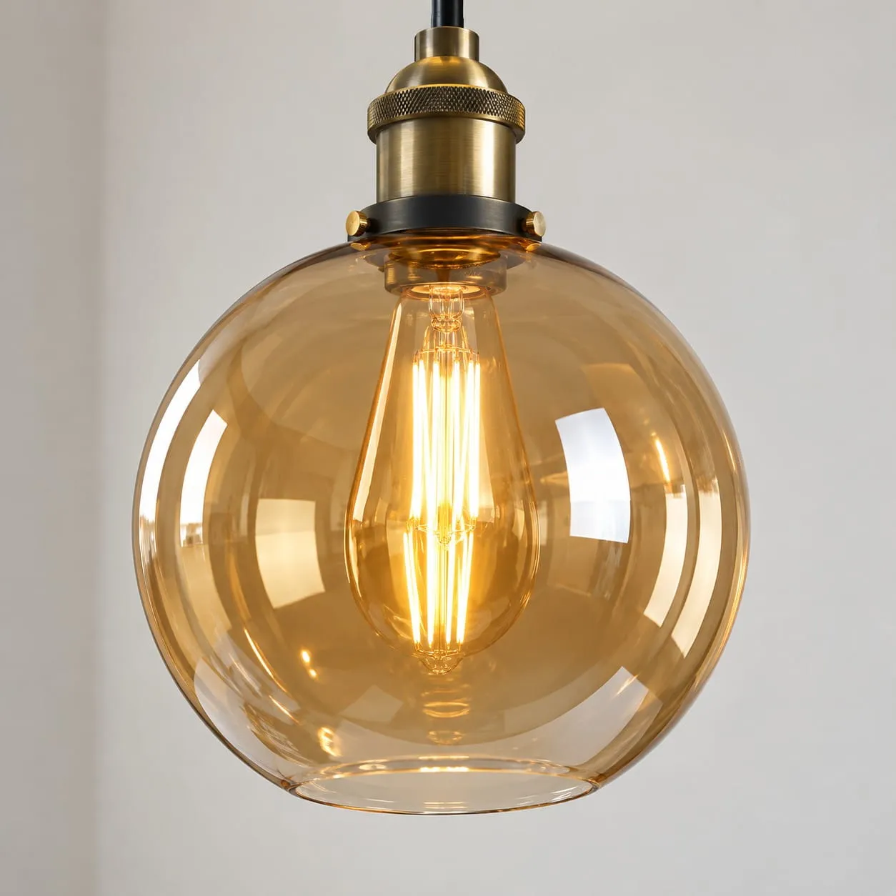 Industriële glazen hanglamp in detail